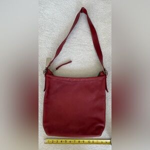 Vintage Red Leather COACH
Duffel Sac Messenger Style Bag